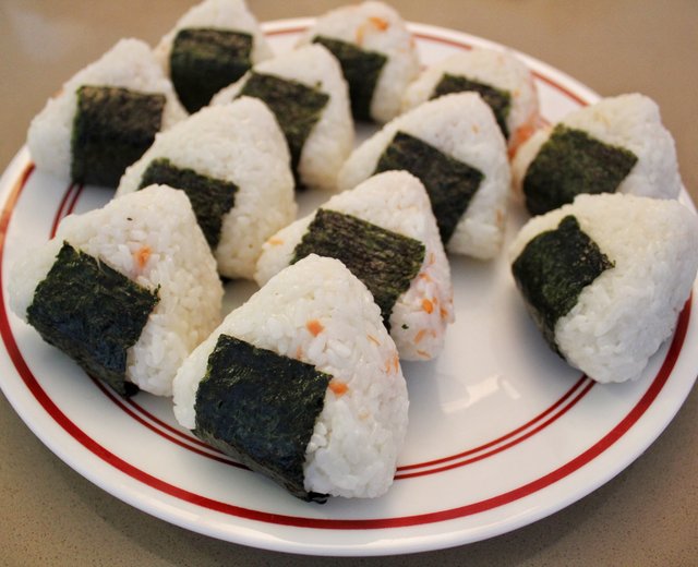  p>饭团是日本的传统食品.