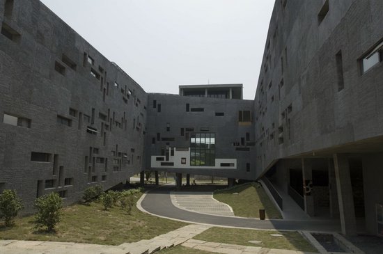  p>中国美术学院( i>china academy of art /i>),简称"国美",位于 a