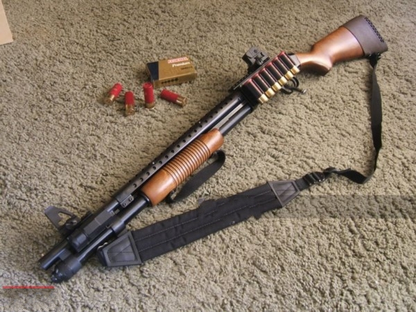 它的泵动手柄造型颇怪,看起来好像半自动霰弹枪的普通护木