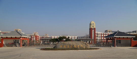  p>平阴县实验学校地处平阴县城云翠新区主干道云翠大街北侧,与全民