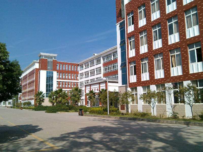  p>瑞金第一中学,是一所历史悠久,颇有影响的 b>江西省首批优秀重点