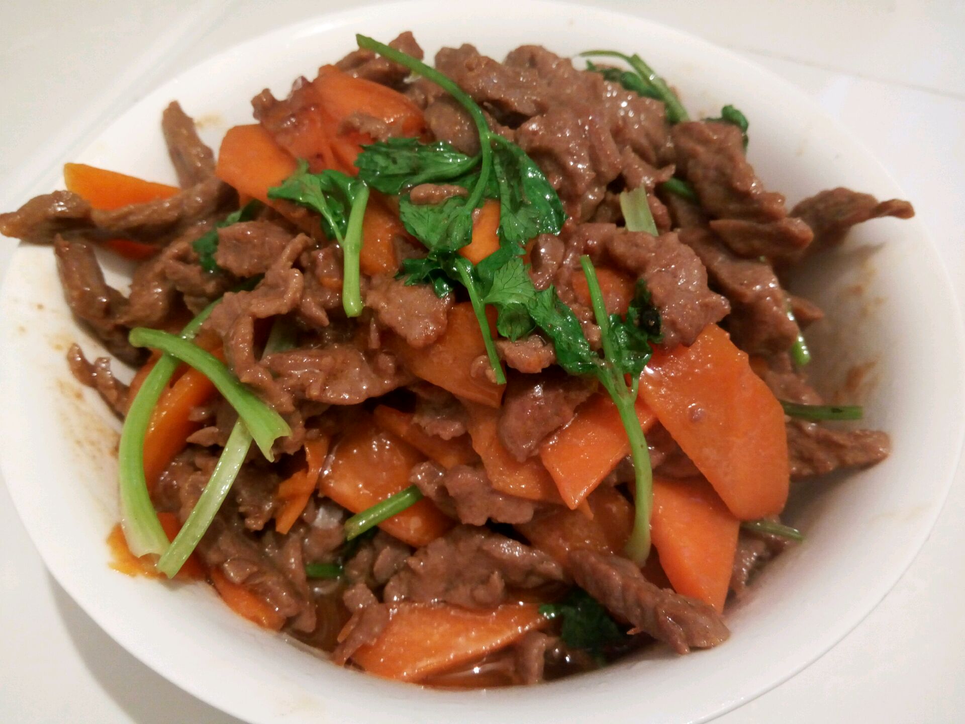  p>用料:  主料:牛肉300克 /p> p>调料: 盐5克姜2个料酒2汤匙生抽3