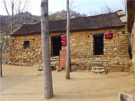  p>李家石屋村,因村内立石为屋而得名,是山东省临沂市平邑县柏林镇