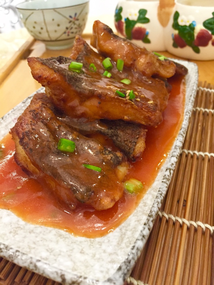  p>糖醋酥鱼是一道浙江菜,具有补气,平咳,提神和防衰老等食疗功能.