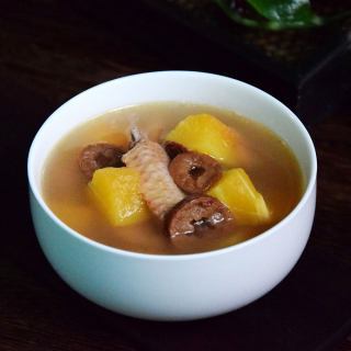  p>青木瓜煲鸡汤是一道以 a href="#" data-lemmaid="9460149">青木瓜