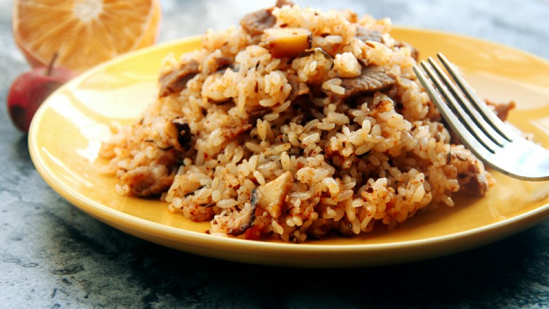  p>孜然牛肉炒饭是一个做法简单,营养丰富的家常菜. /p>