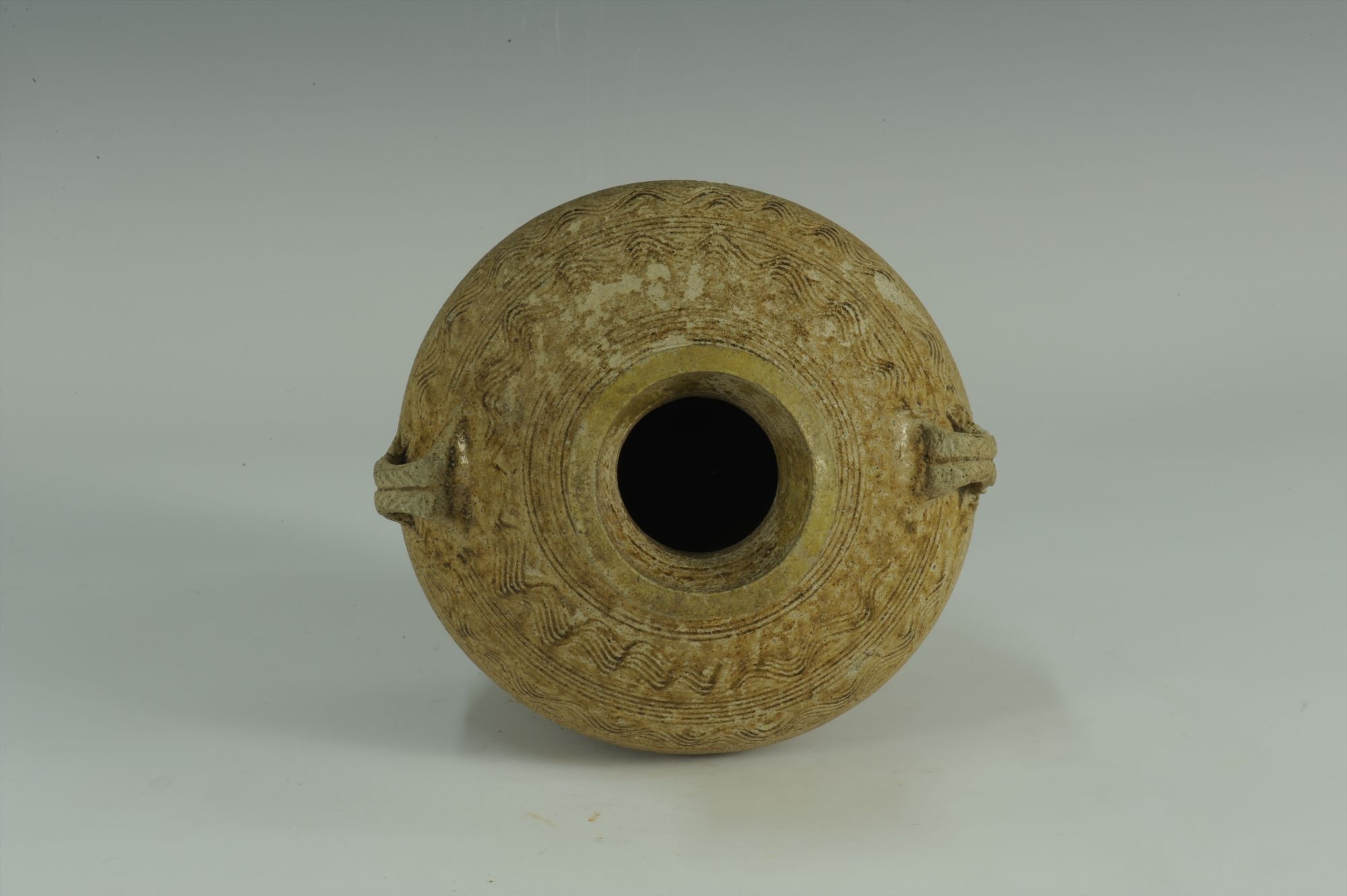 汉代青釉水波纹双耳瓷壶