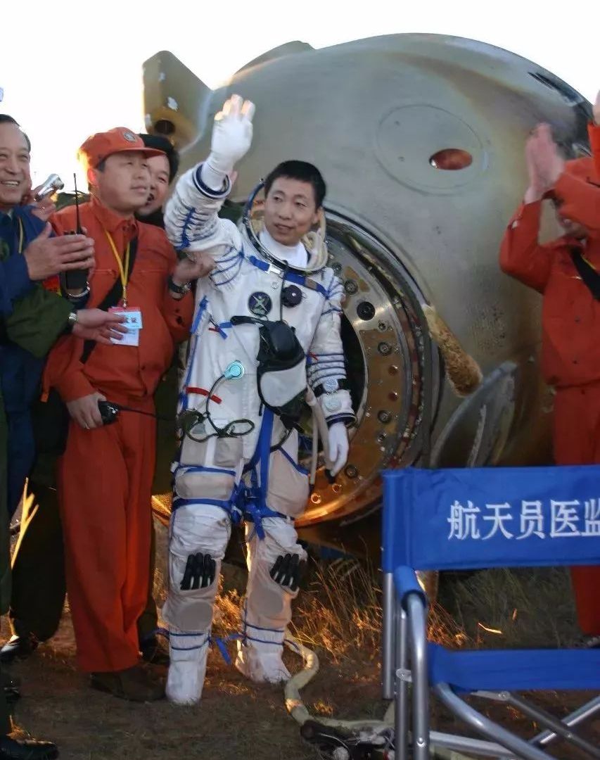 17年前杨利伟进入太空，为何听到“敲窗”声？实情揭开后令人后怕_百科TA说