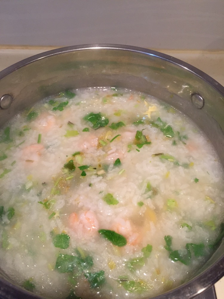  p>虾仁皮蛋粥,是一道家常粥品,制作原料主要有糯米,大米,皮蛋等. /p>