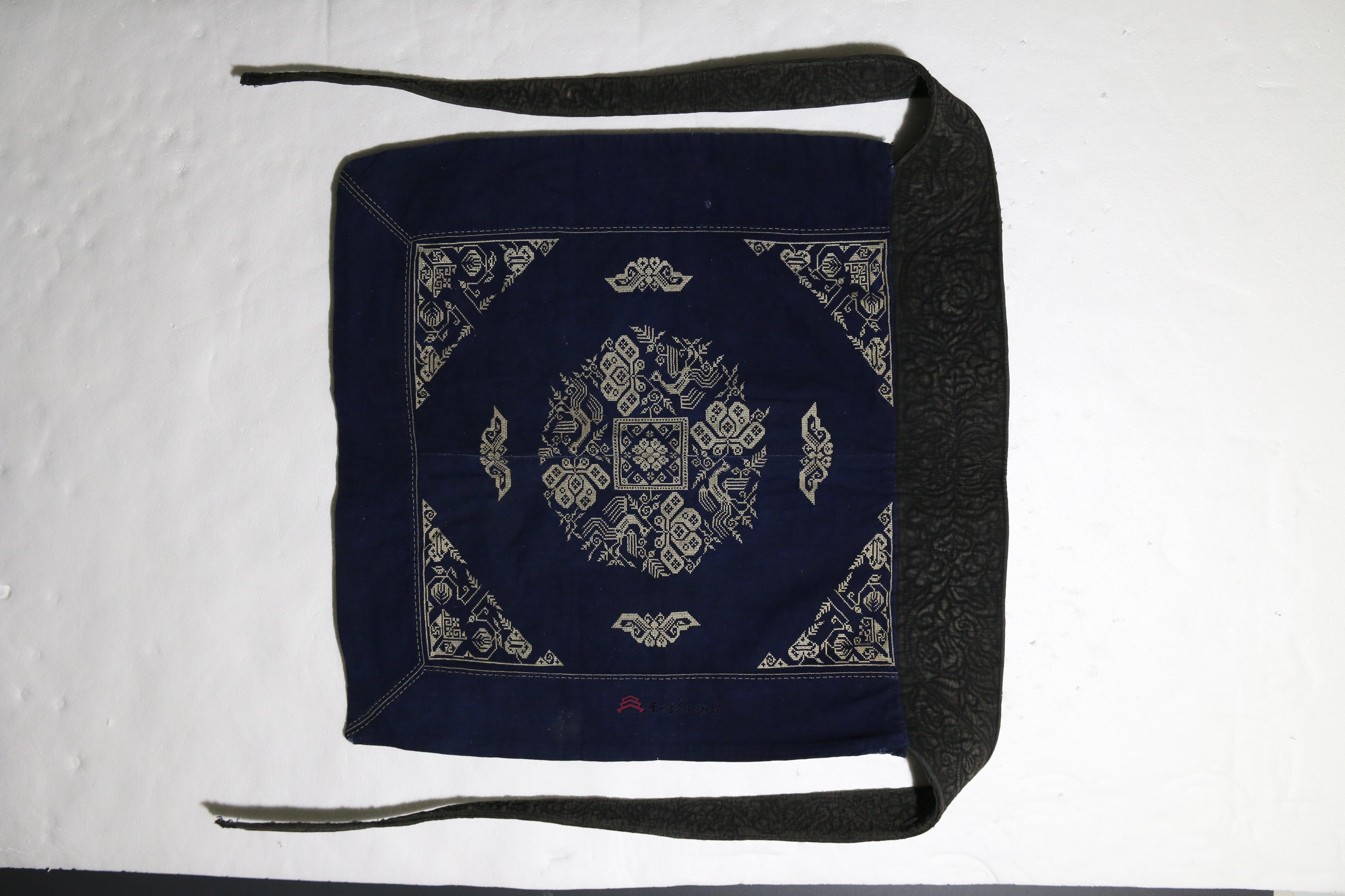 当代云南曲靖彝族挑花凤蝶花纹背带