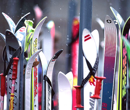  p>高山滑雪(alpine skiing)是以滑雪板,雪鞋,固定器和滑雪杖为主要
