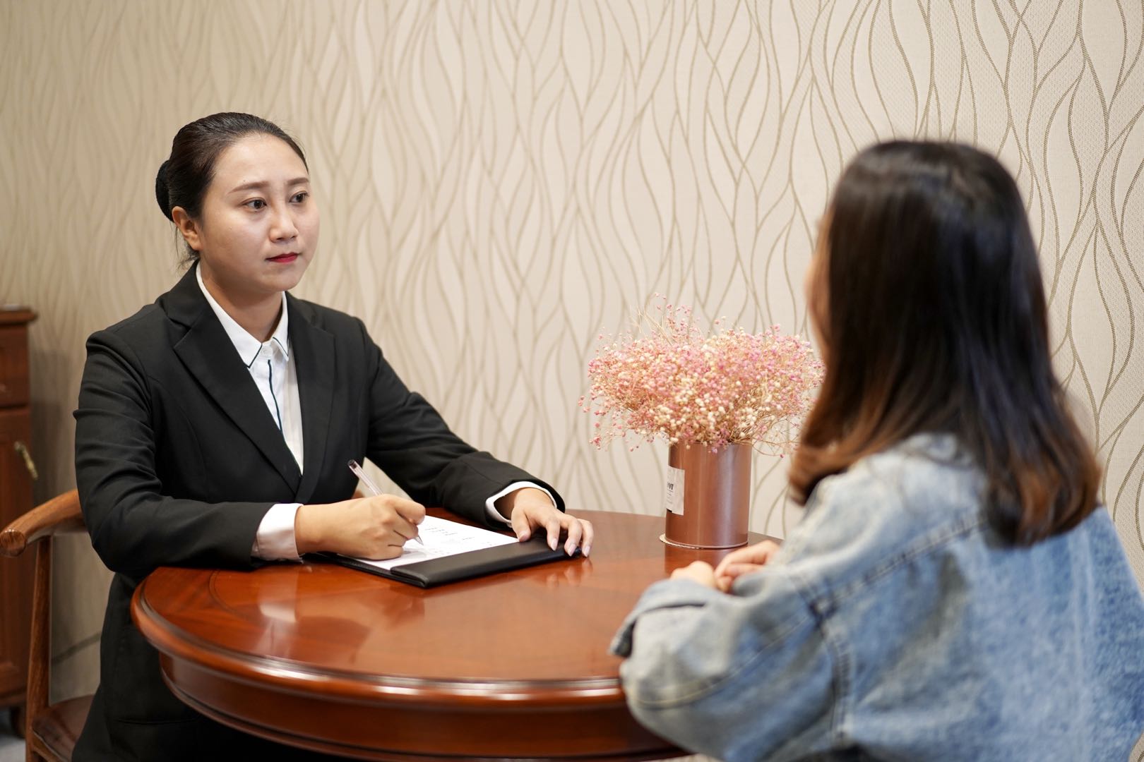 经济贸易咨询;企业管理咨询;企业形象策划;摄影服务;销售