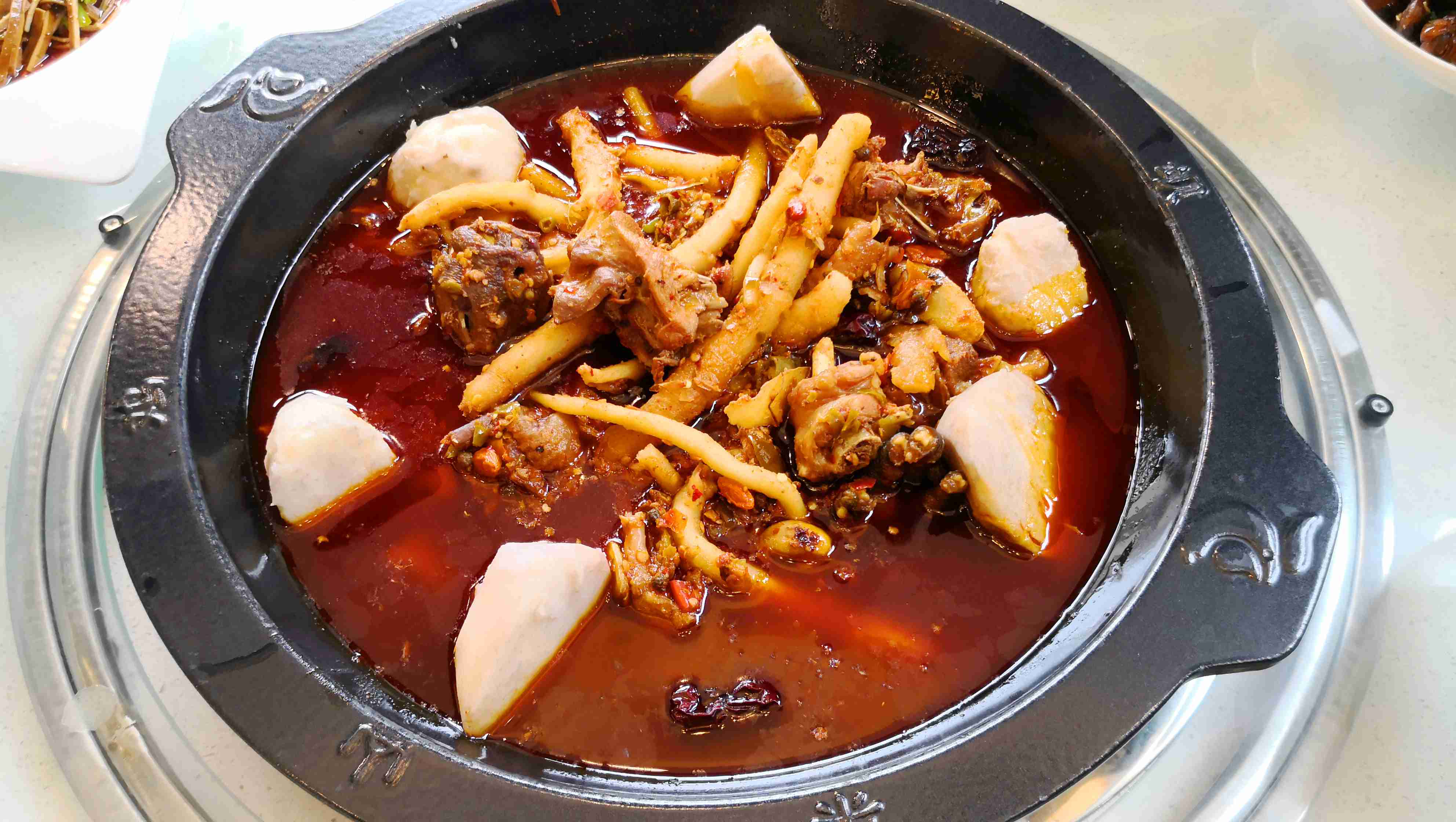  p>梁山鸡是一道以仔鸡,山药为主料的菜品,是重庆当地特色美食之一.