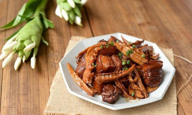  p>笋干烧肉是一道美味可口的名菜,制作原料有五花肉,干笋,香葱等.
