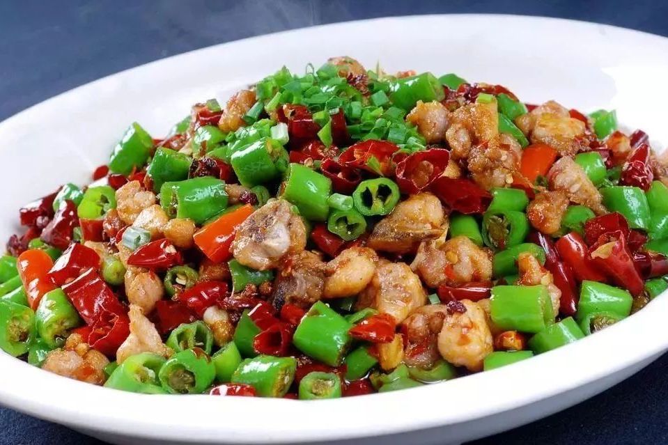 p>辣椒炒鸡是由辣椒,鸡肉为主要食材做成的一道菜品,属于家常菜.