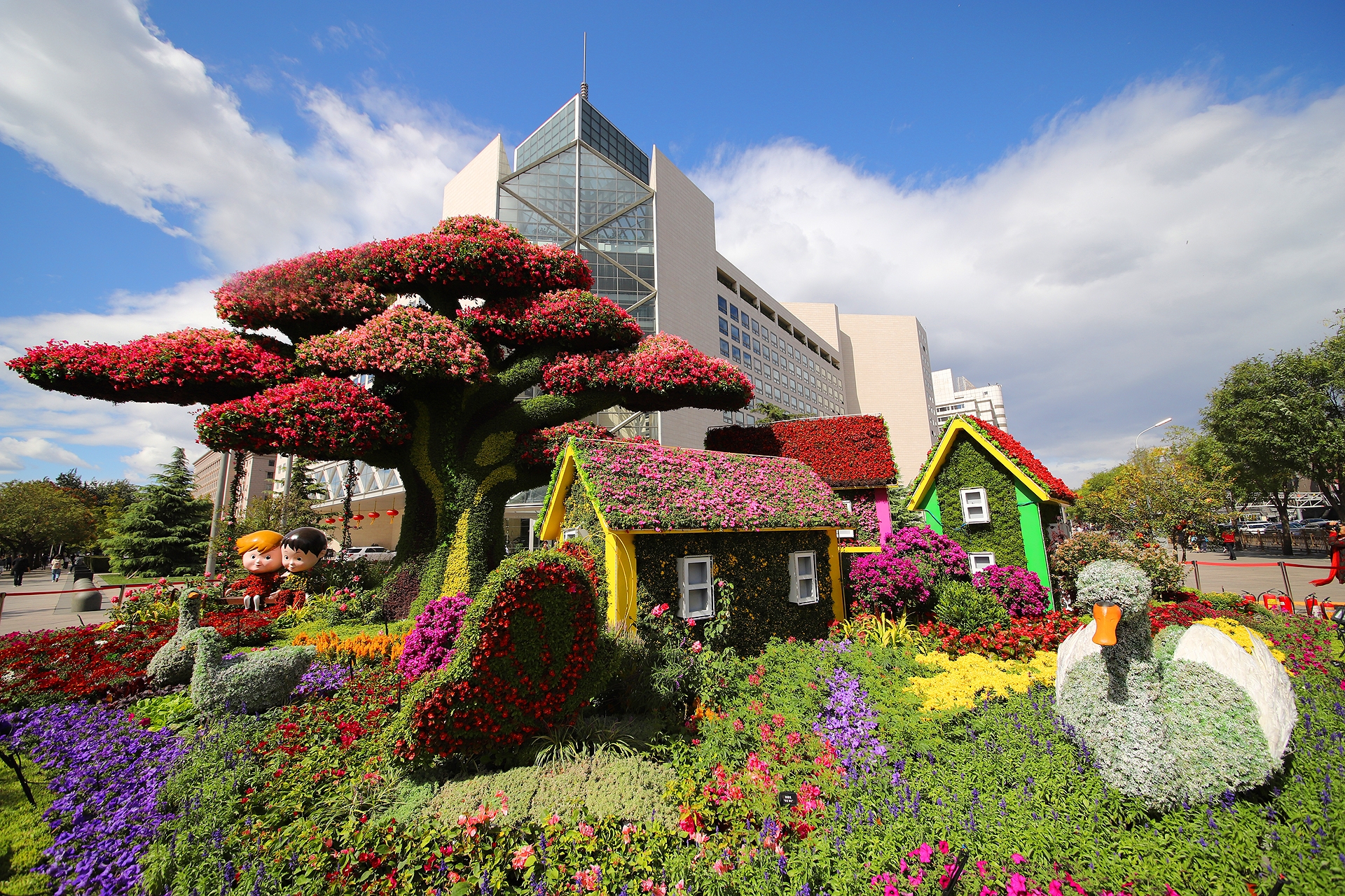  p data-id="gnzrfylaji">花坛是在植床内对 a target="_blank" href=