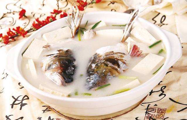  p>鱼头炖豆腐汤是一款汤品,制作原料主要有胖头鱼头,豆腐,香葱等.