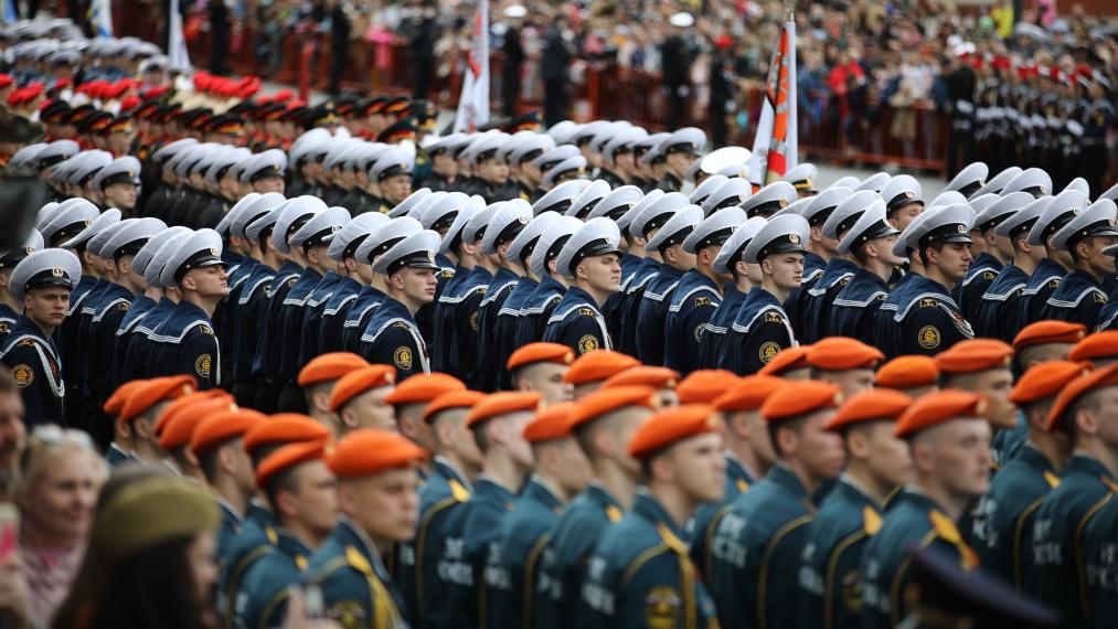 2021年5月9日上午10时,俄罗斯纪念卫国战争胜利76周年阅兵式在小雨中