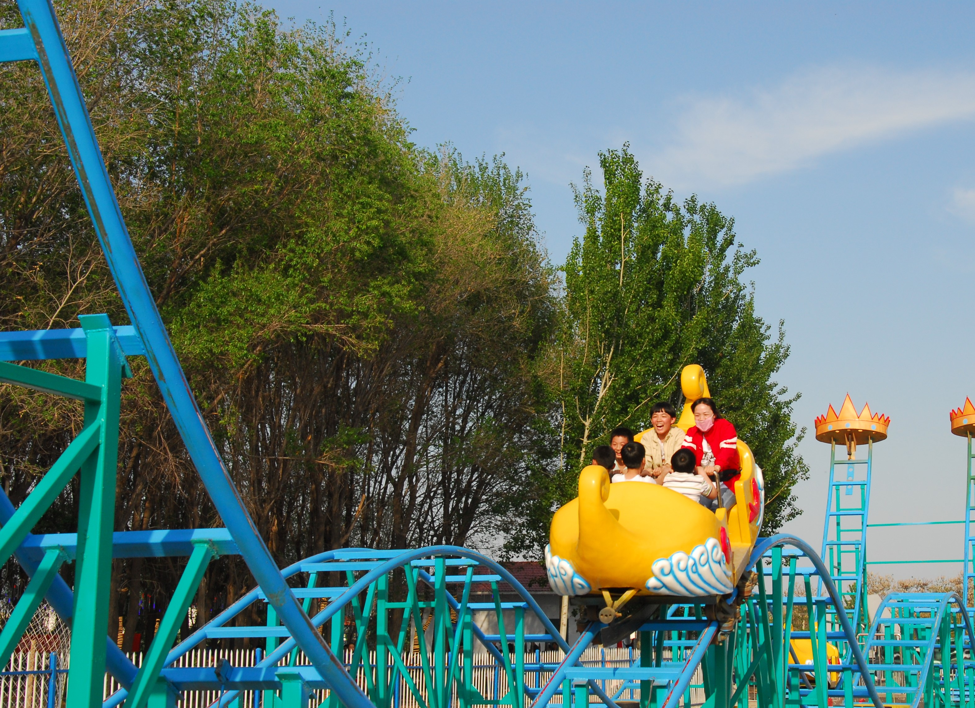  p data-id="gnbil4euv2">赵王欢乐城位于邯郸市广平县东湖公园南侧.