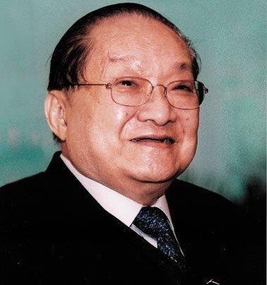  p>金庸 i>(1924年3月10日—2018年10月30日) /i>,本名查良镛,男,生于