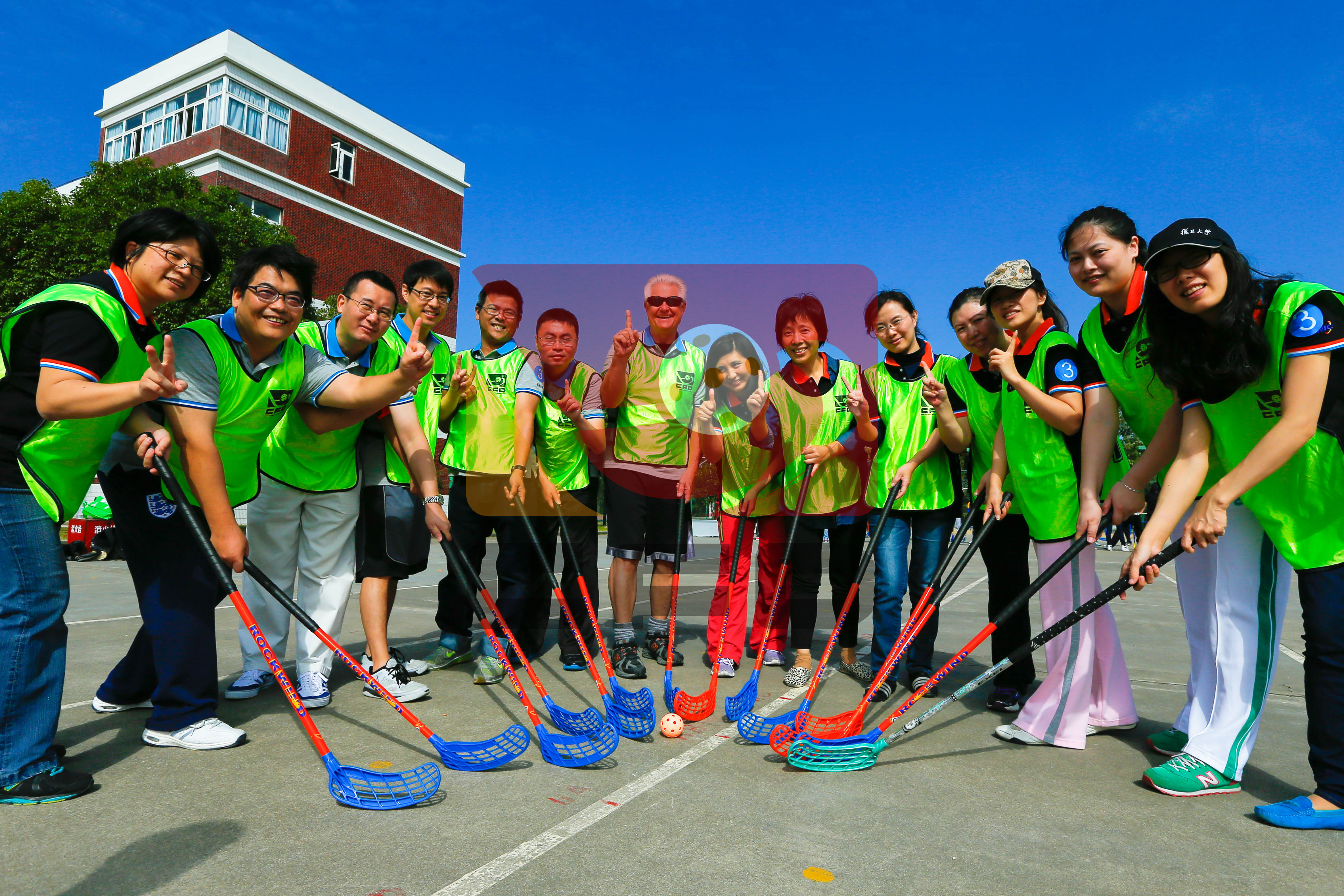 2014年6月,陈新在上海成立的第一支中国旱地冰球大学生国家队走出国门