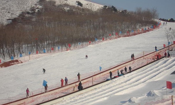 data-lemmaid="7375668">沈阳棋盘山 /a>滑雪场周围树木茂密,山峦起伏