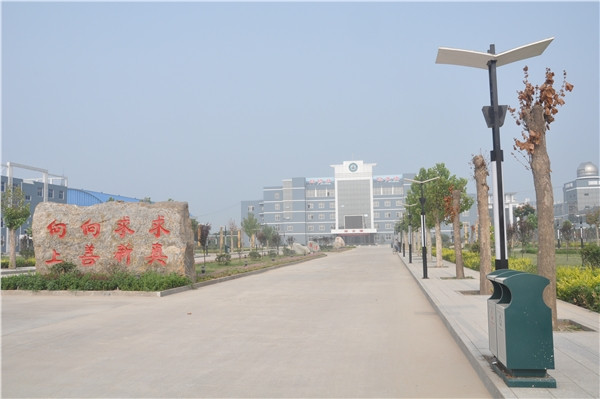  p>威县一中学是一所县办完全中学,始建于1951年,1981年被定为河北省