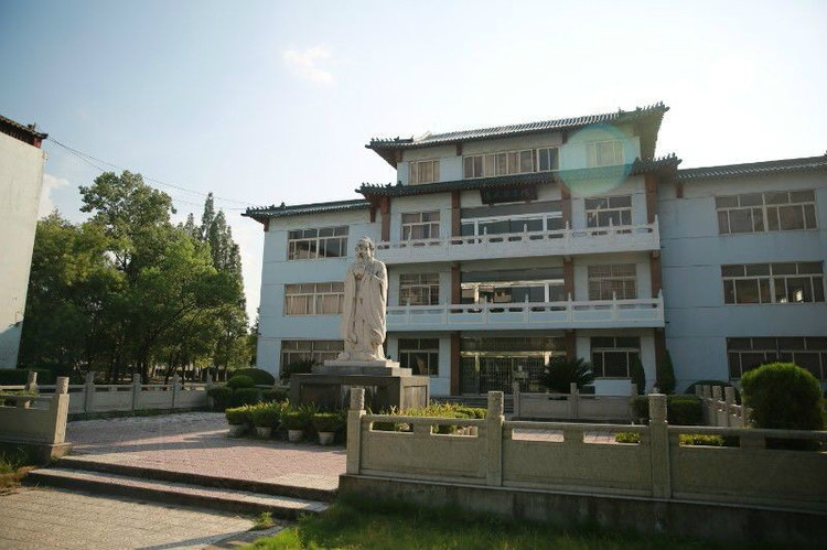  p>玉山县第一中学位于江西省 a target="_blank" href="/item/玉山县