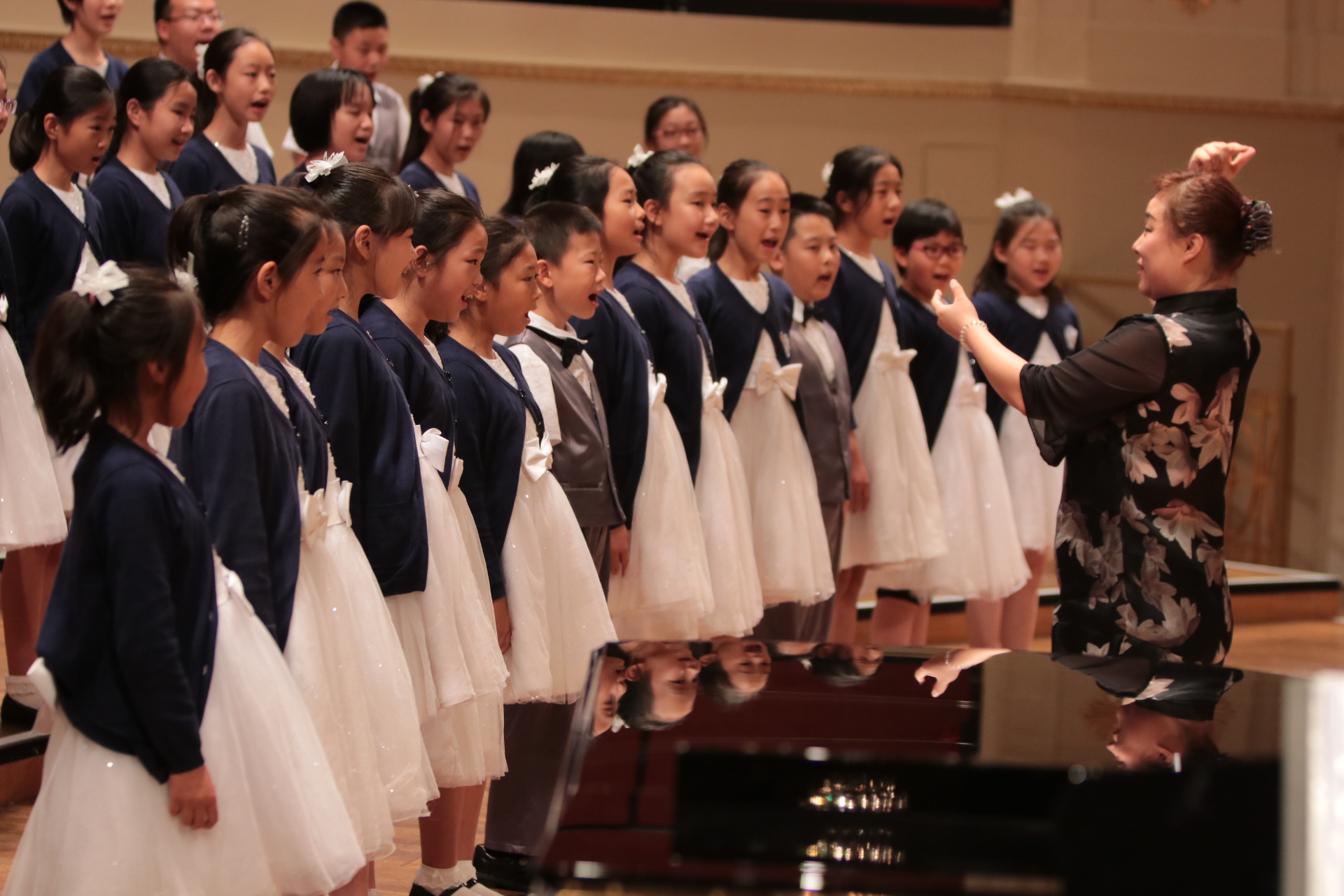  p>范雪辉,女,老师,青年指挥家,天使童声合唱团常任指挥. /p>