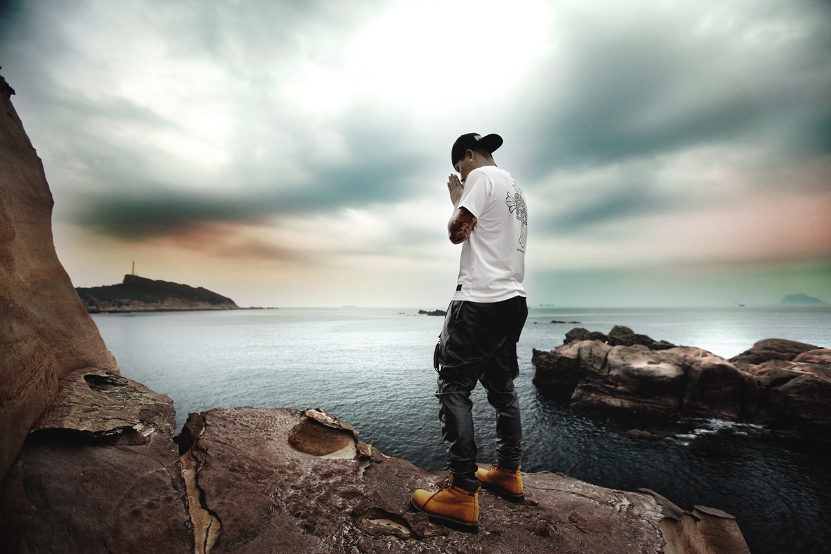  p>李秋泽,1983年4月22日出生于天津市,中国内地嘻哈饶舌男歌手,音乐