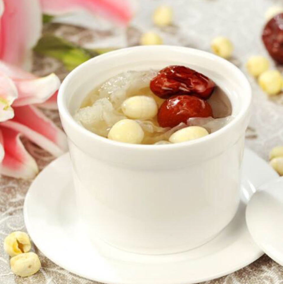 当红枣莲子炖银耳