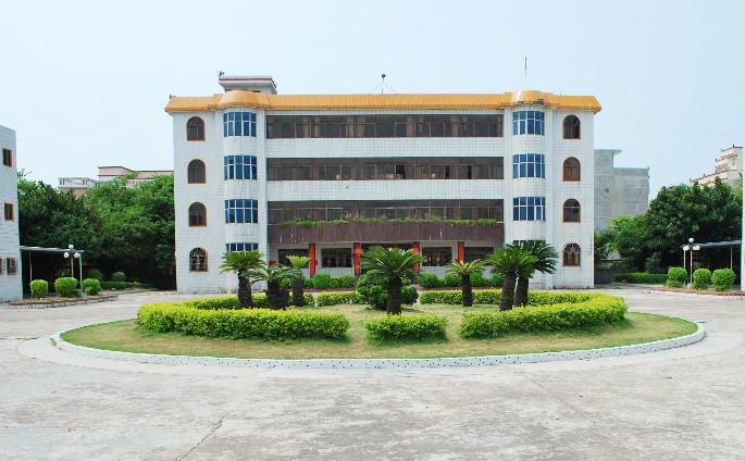 ">汕头市 /a>潮阳区金浦街道寨外村,东与潮阳城区接壤,西与南门村交界