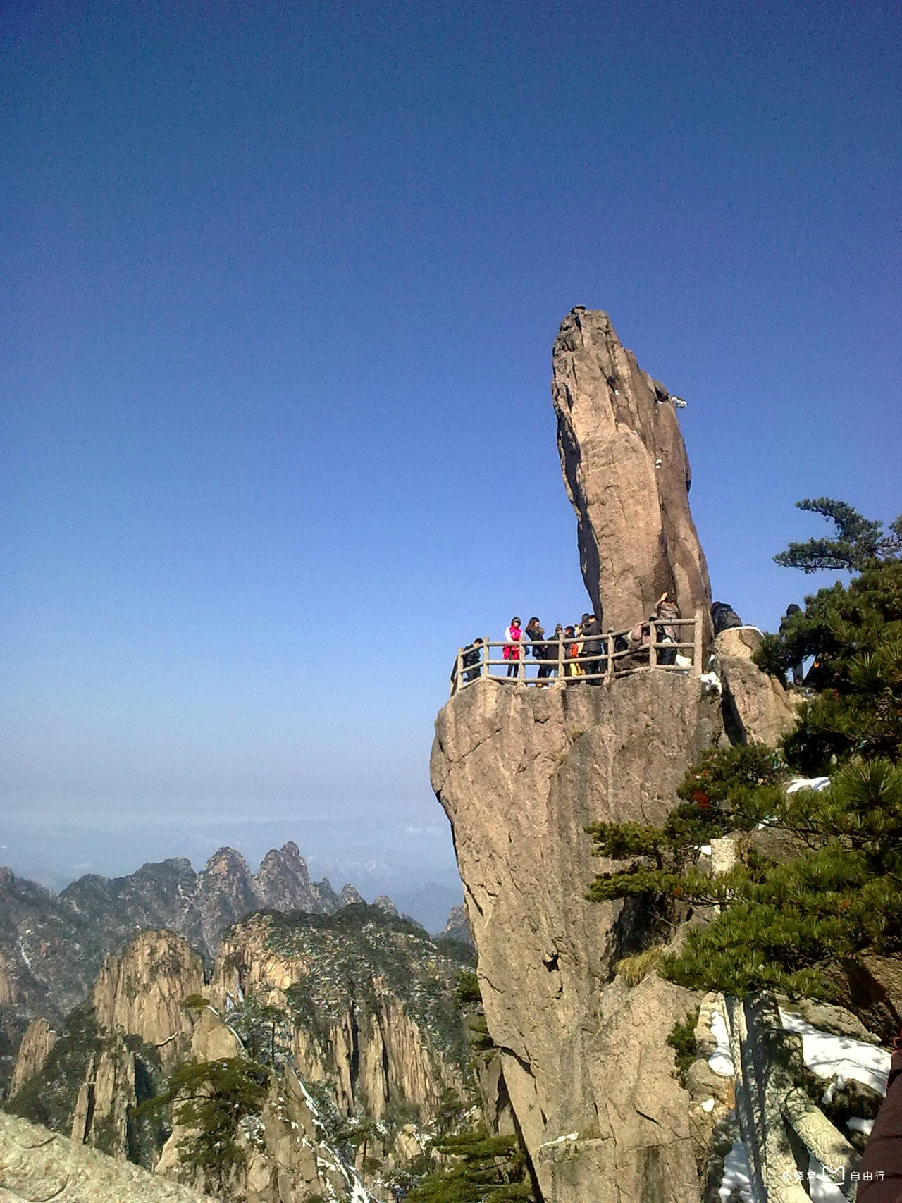 p>飞来石,位于安徽省黄山风景区平天矼的一块平坦岩石上,为自然风化