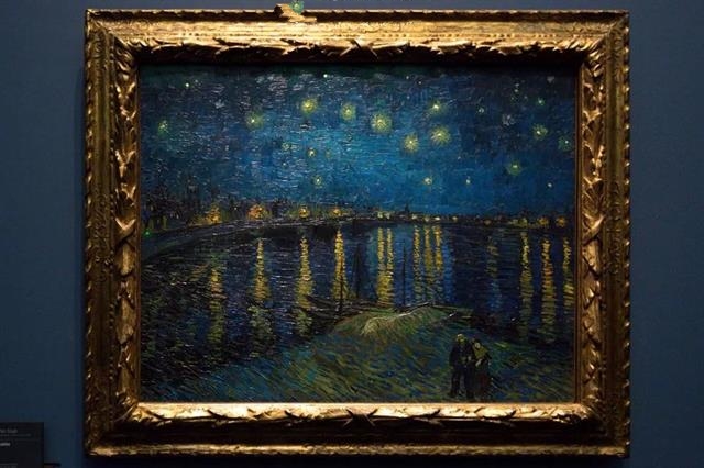  p>《罗纳河上的星夜》( i>作品别名:《满天星斗下的罗纳河》,《隆河