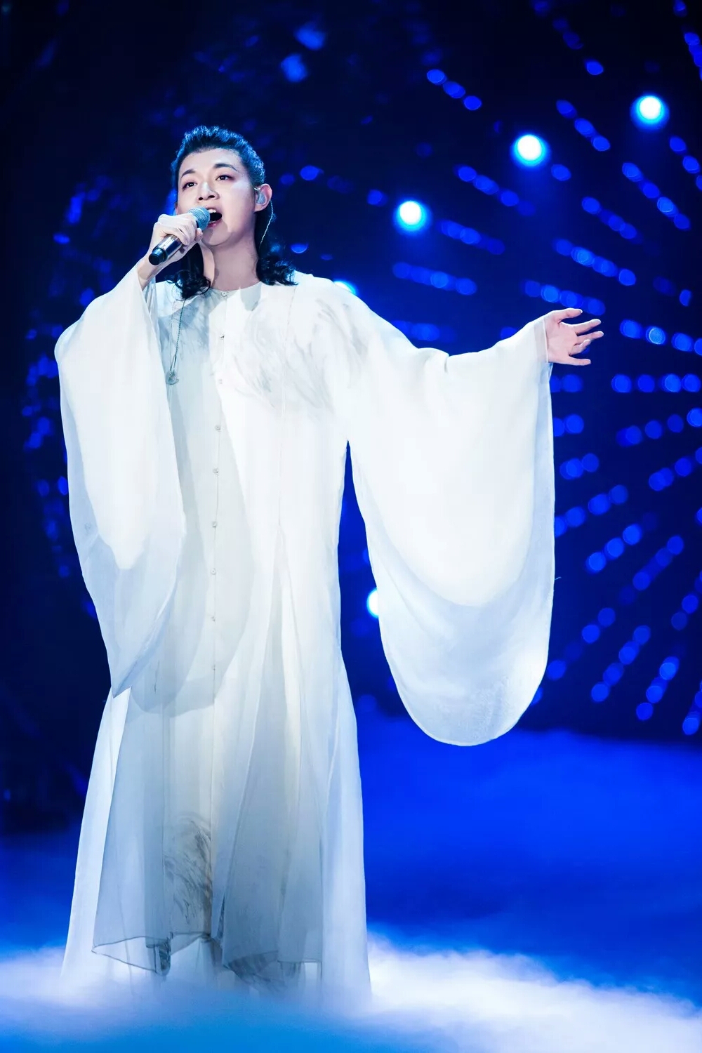  p>霍尊,1990年9月18日出生于上海,中国内地男歌手,音乐人,毕业于 a