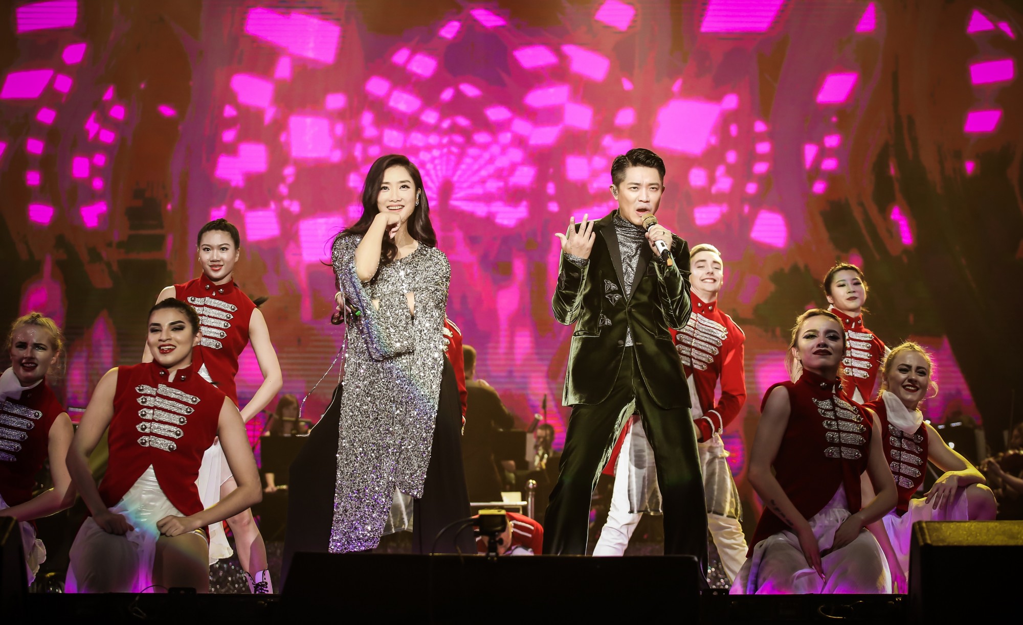  p>凤凰传奇(phoenix legend),中国内地流行乐演唱组合,成立于1998年