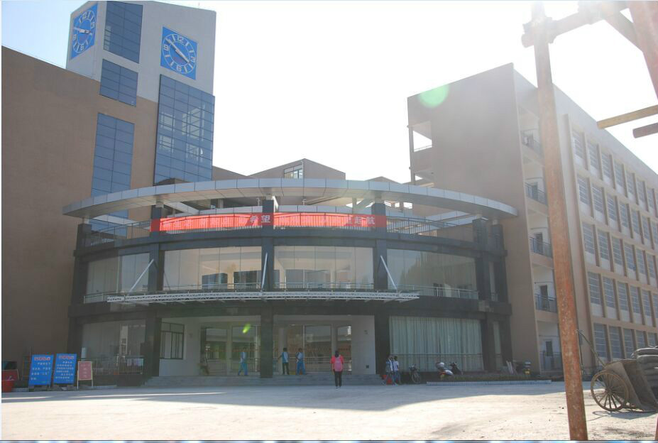  p>凤凰县第一中学地处凤凰古城中心登瀛街21号,与驰名中外的旅游胜地