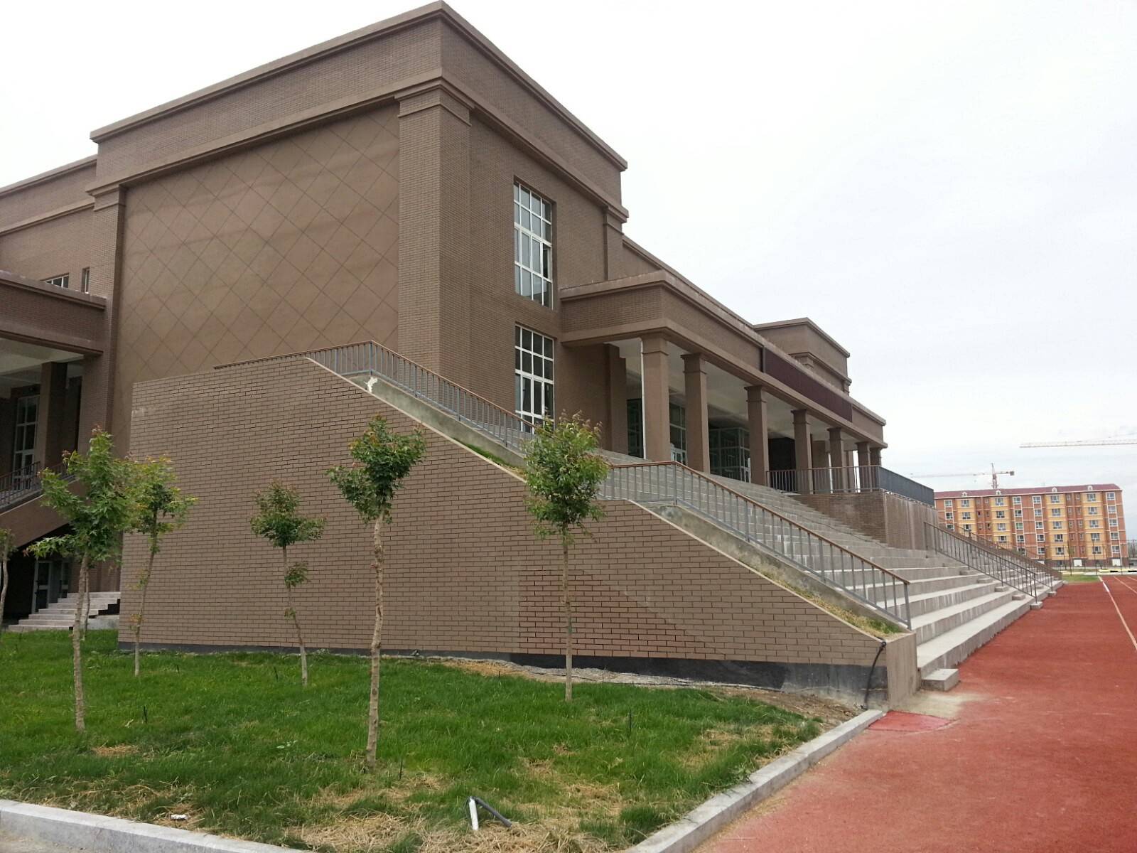 阿克苏市高级中学)创建于2013年,属杭州援建阿克苏市的一所公立高中