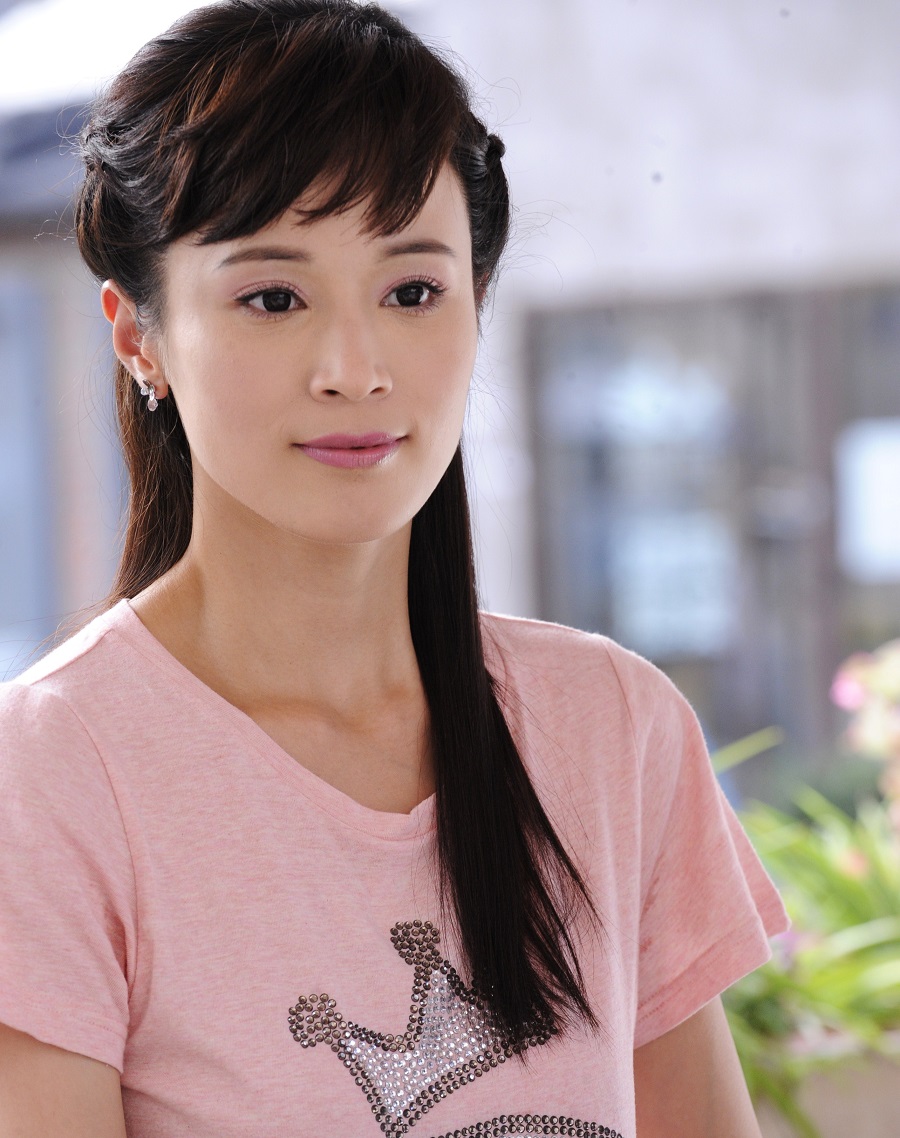 毕业于浙江省艺术学院越剧表演班,中国女演员,歌手,人大代表