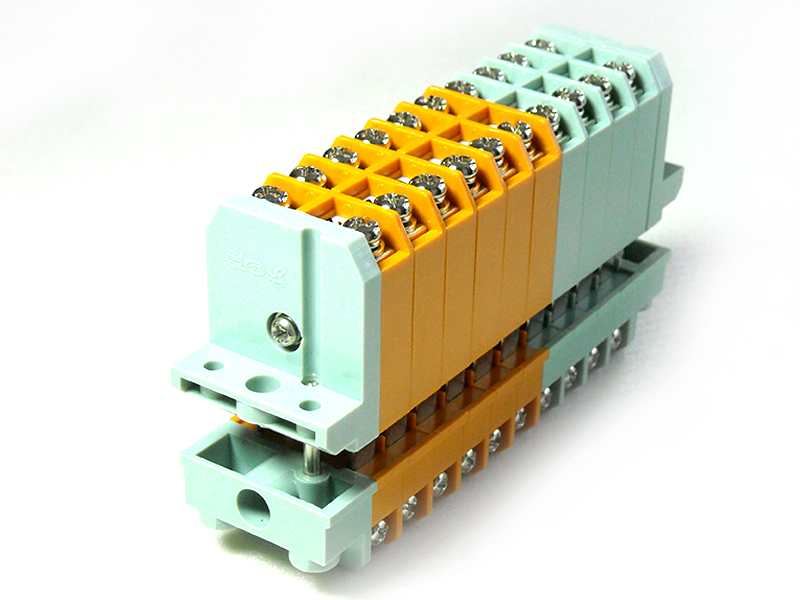 href="/item/电气">电气 /a>连接的一种配件产品,工业上划分为连接器