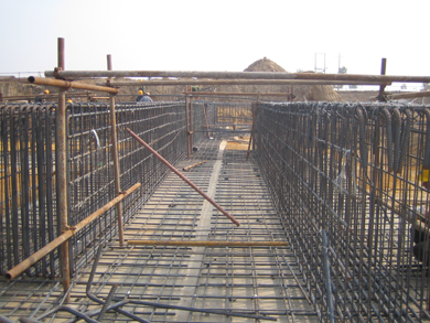  p>基础梁简单说就是在地基土层上的梁.