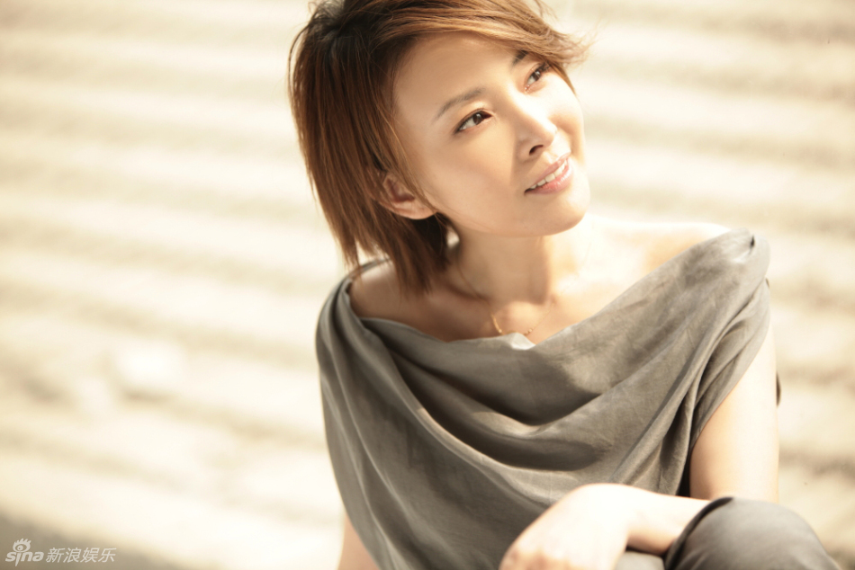  p>刘威葳 i>(原名刘薇薇) /i>,1976年5月6日出生于黑龙江省哈尔滨市