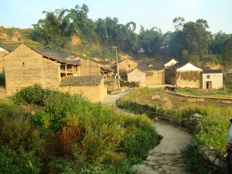  p>比自村隶属于云南省红河州红河县乐育乡龙车村委会,属于半山区.