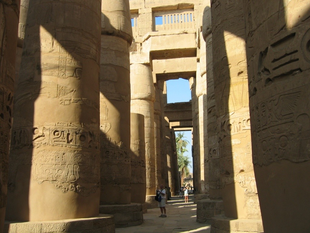  p> a target="_blank" href="/item/卢克索">卢克索 /a>神庙坐落在