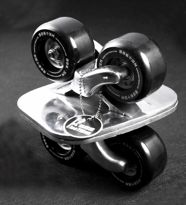  p>漂移板最先由美国的极限运动者ryan farrelly于2004年发明,最初