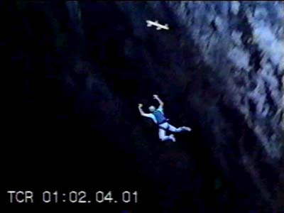 目前据走进科学报道,飞棍是由飞虫飞过镜头导致. /p>