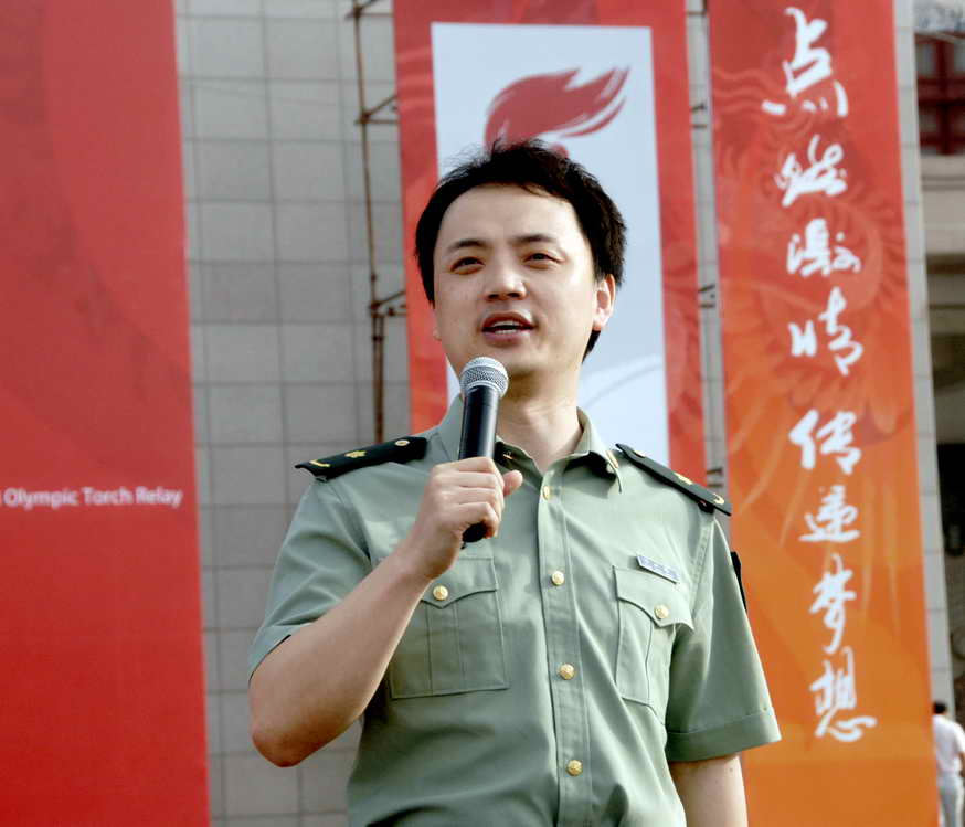 陈永峰,艺名咏峰,男,第二炮兵政治部歌舞团独唱演员,著名男高音歌唱家