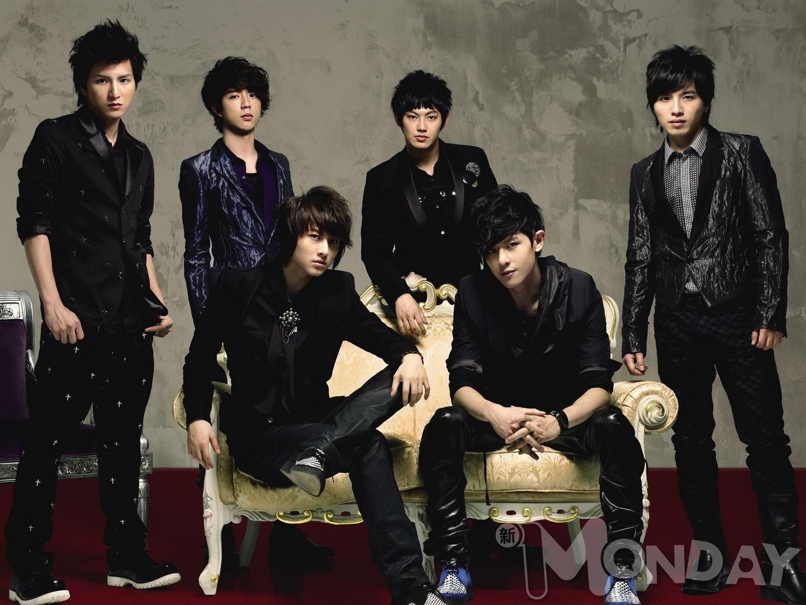 1985年10月15日出生,原名刘俊纬,艺名阿纬(a wei),台湾男艺人,前组合 