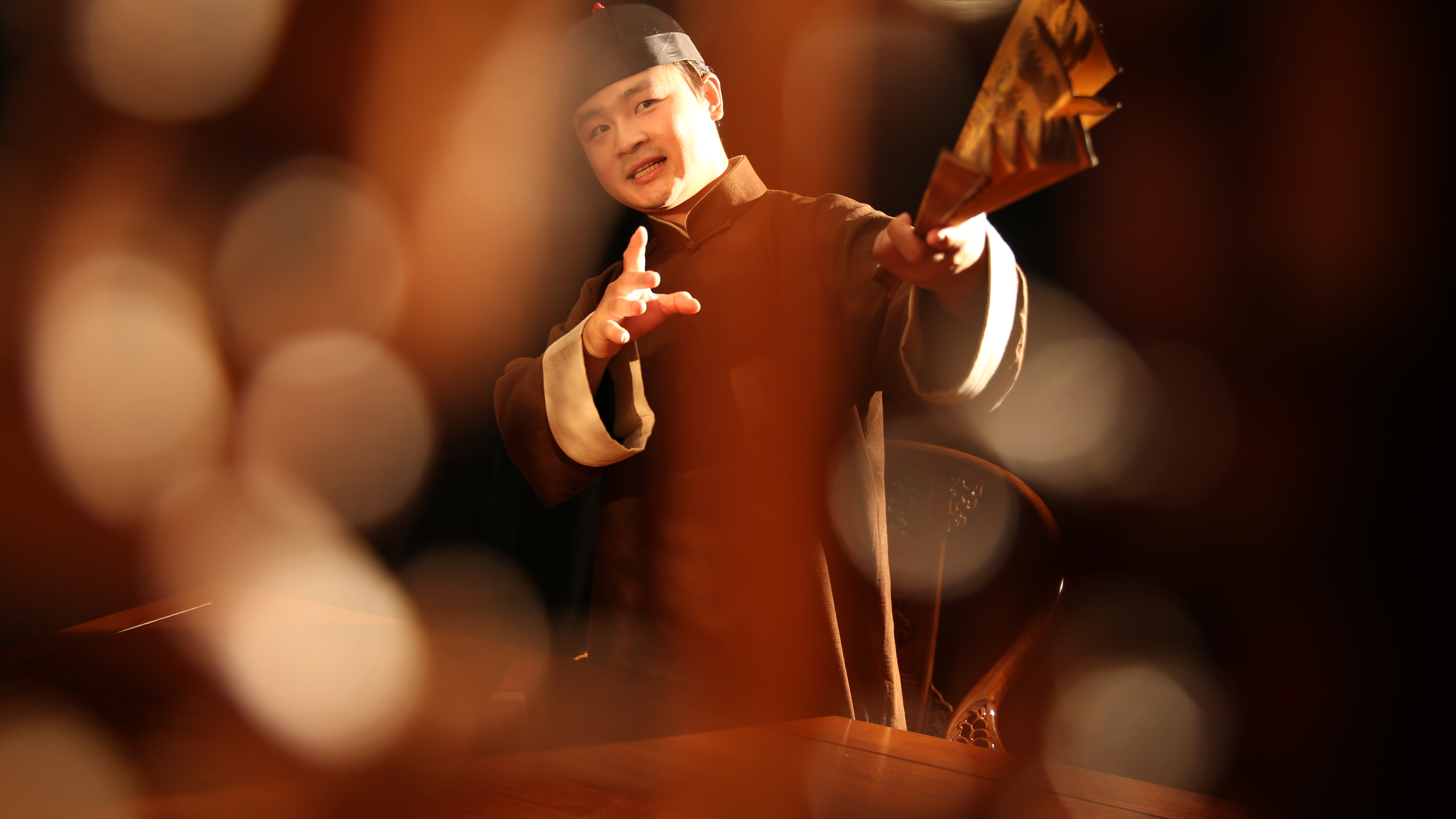  p>方浩然,口技演员,国家级非物质文化遗产口技项目第四代传承人.