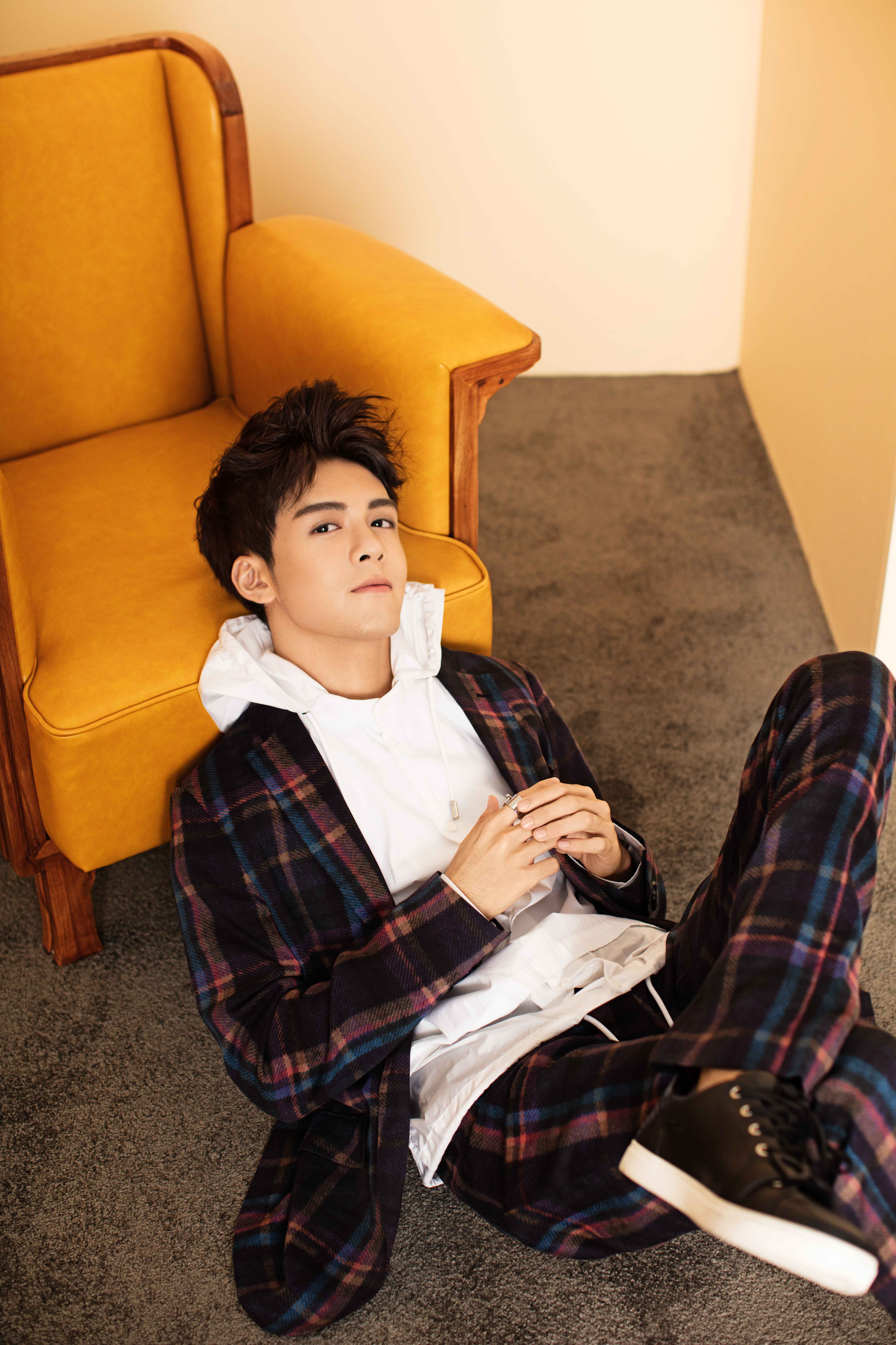 曾舜晞 i>(joseph) /i>,原名曾威航,1996年10月9日出生于广东省深圳市